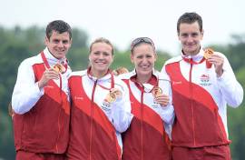 Team England take Commonwealth relay gold!