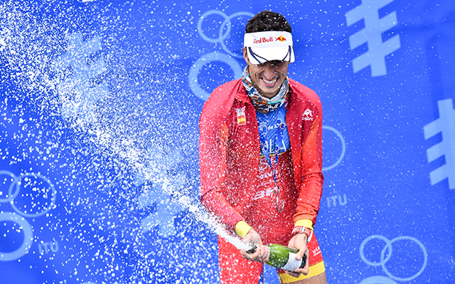 Mario Mola wins world title in dramatic race