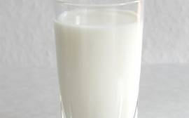 Does milk inhibit iron absorption?