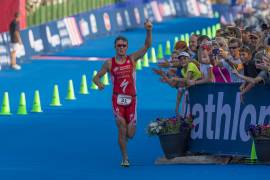 Javier Gomez wins big at Hy-Vee Triathlon