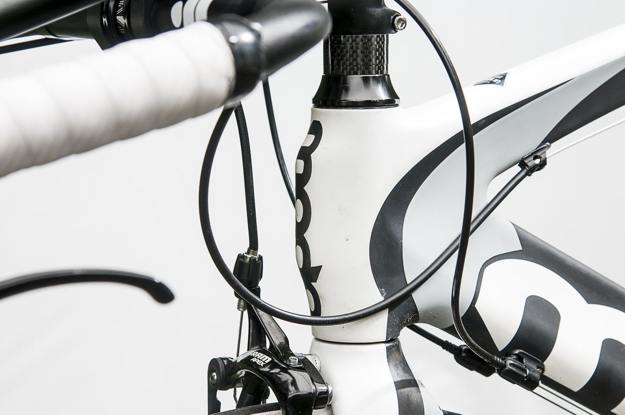 Bulging head tube on Moda Sharp Carbon tri bike