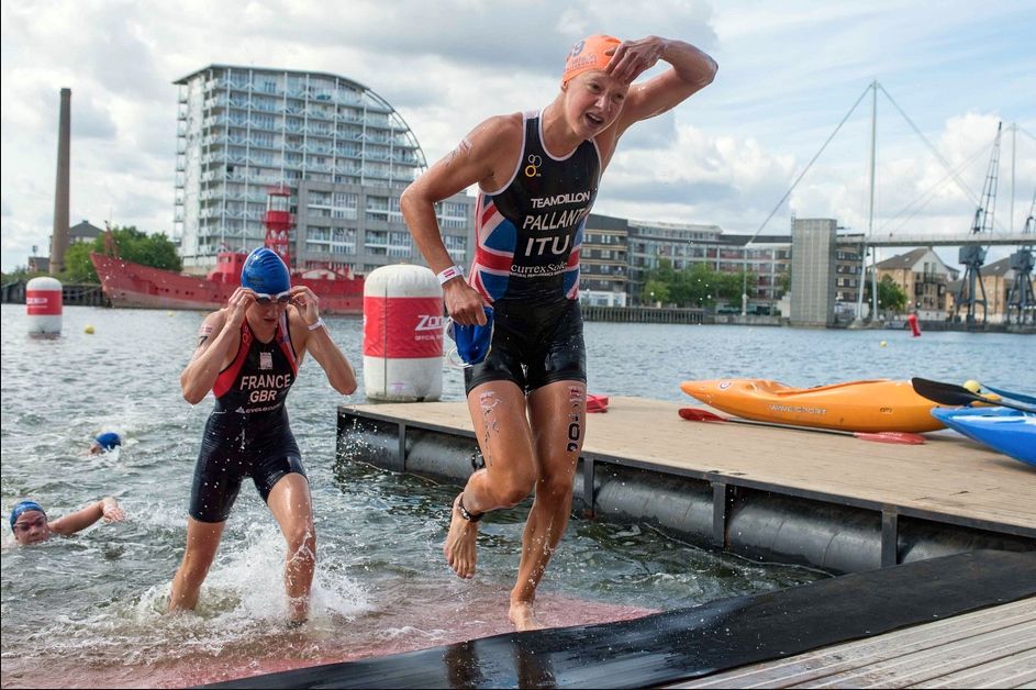 Emma Pallant leaves the swim at London Triathlon