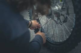 Bike roadside repairs: what tools to carry cycling and how to use them
