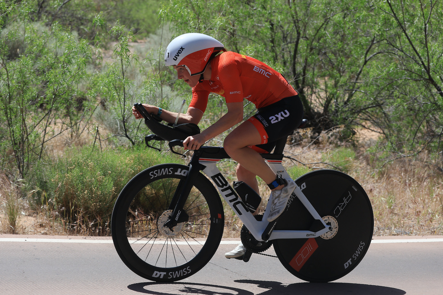 Mistrovství světa IRONMAN Kat Matthews závodí na cyklistické části mistrovství světa Ironman