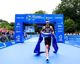 Jonathan Brownlee crashes out as Hayden Wilde wins Leeds WTCS race