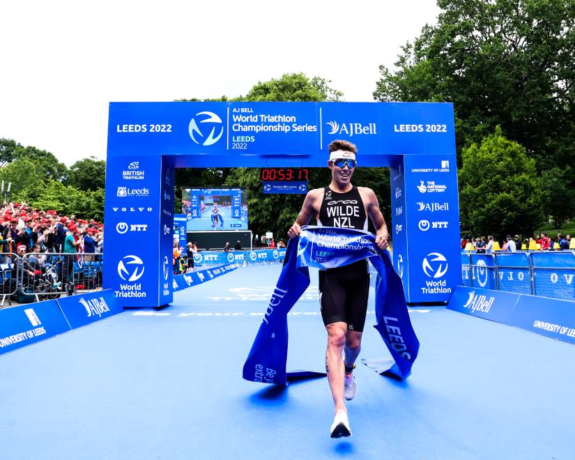Jonathan Brownlee crashes out as Hayden Wilde wins Leeds WTCS race