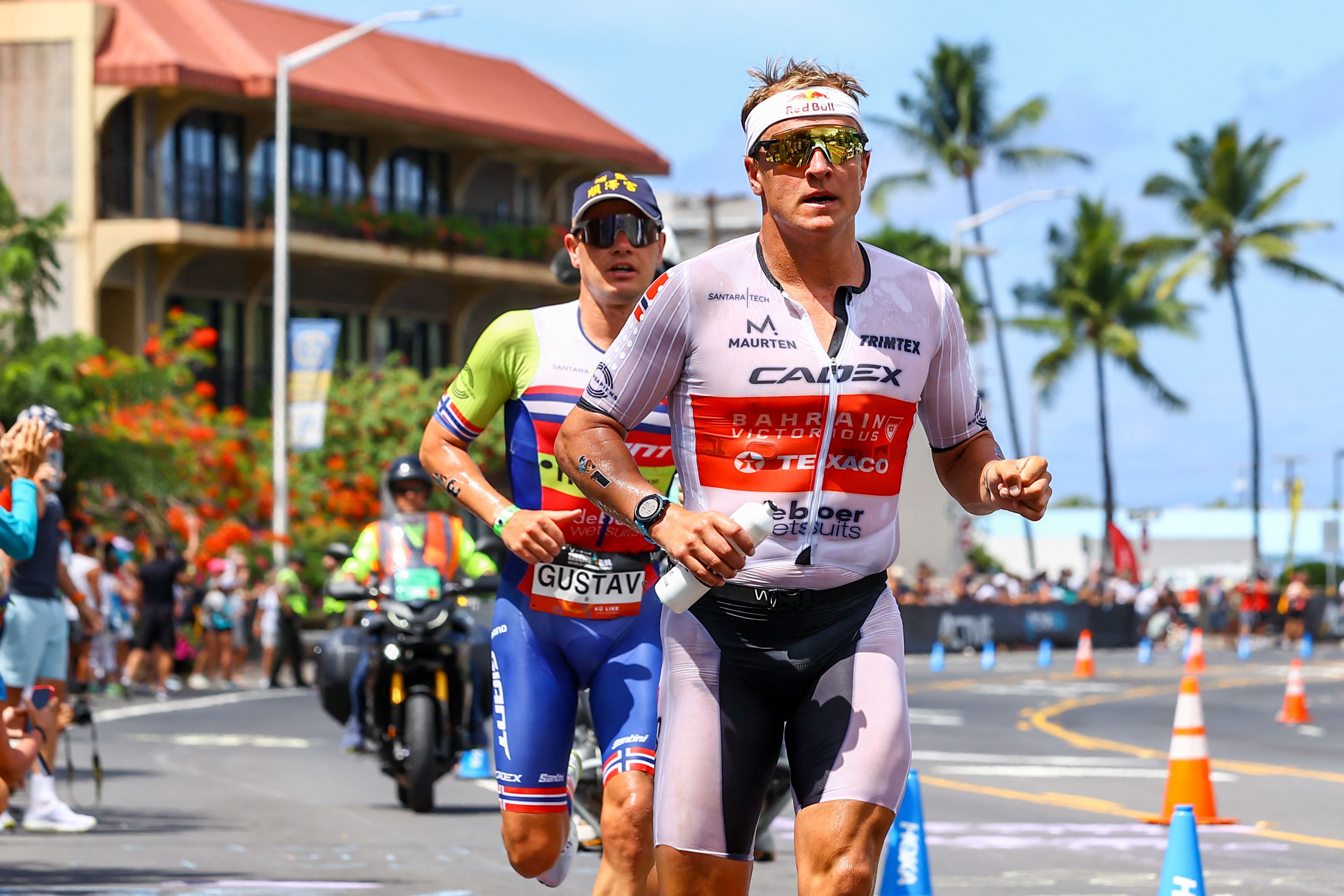 blummenfelt and iden during the run leg of kona world championship 