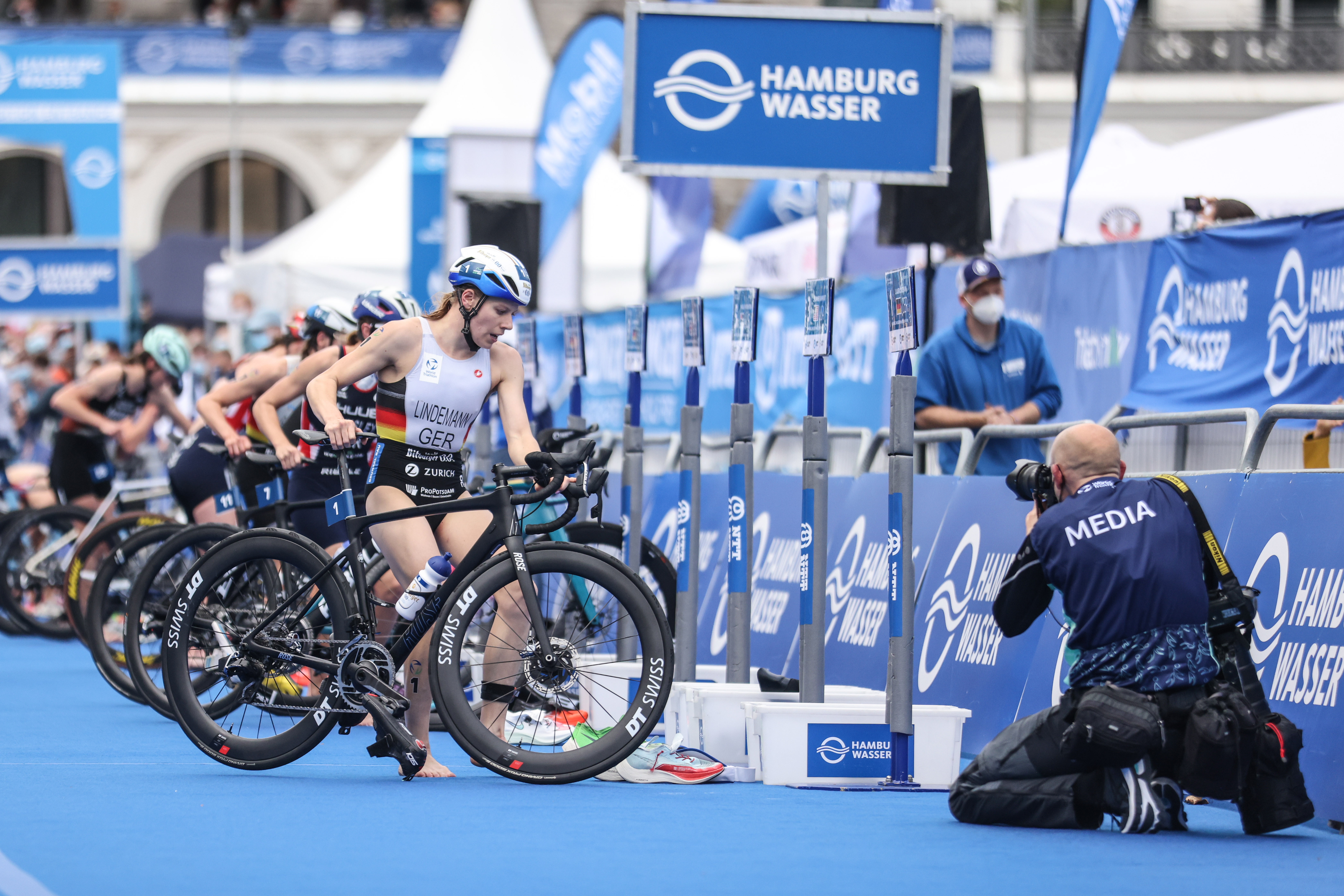 laura-lindemann-elite-triathlete lindemann performs on bike leg of WTCS hamburg 2021