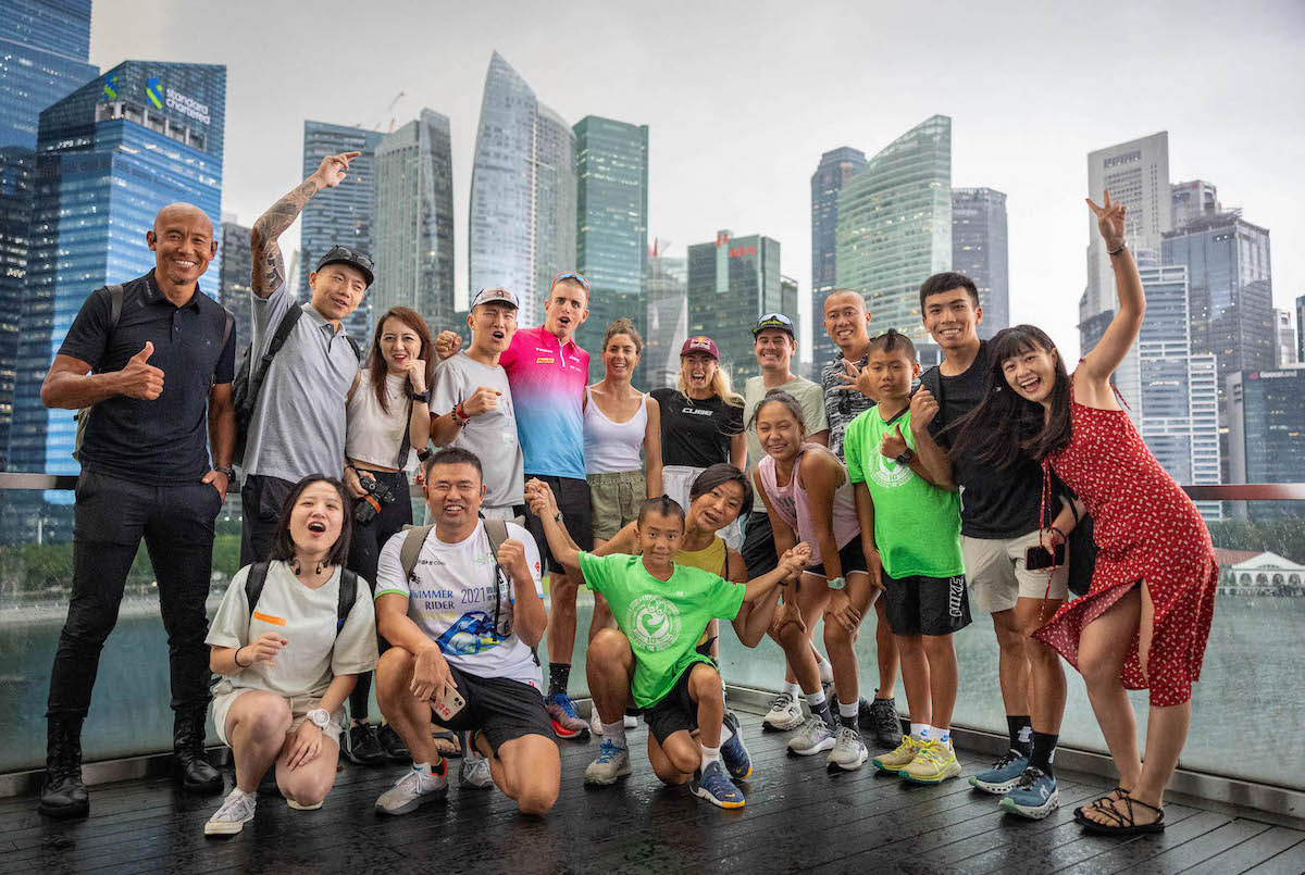 Ashleigh Gentle, Lucy Charles-Barclay, Sam Long and Gustav Iden with age-groupers at the PTO Asian Open in Singapore 2023