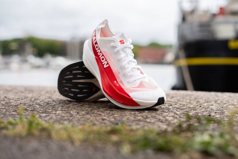 We review the superlight, carbon-plated Salomon S/Lab Phantasm 2