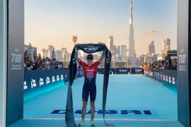 How much can triathletes earn from the T100 Tour?