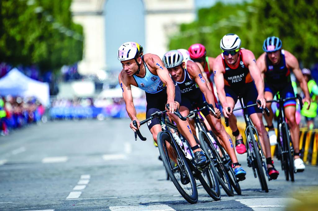Jelle Geens leads a group of triathletes at the 2024 Paris Olympics