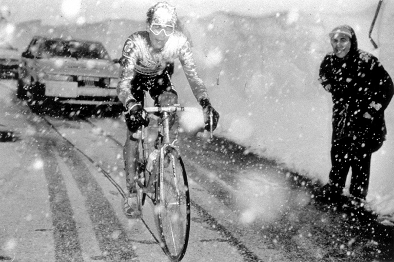 Andy Hampsten riding through the snow on the Passo di Gavia