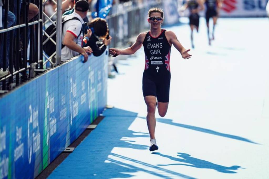 Sophie Evans holds arms aloft crossing finish line of World Cup Triathlon Lanzarote 2026