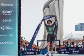 Sam Dickinson finishes second at Singapore T100 behind flying Hayden Wilde despite bike mechanical 