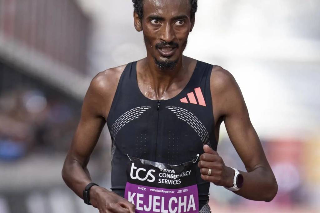 Yomif Kejelcha running at the 2026 London Marathon