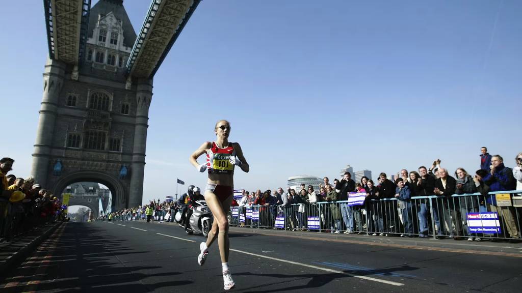 Paula Radcliffe runs the London Marathon in 2003