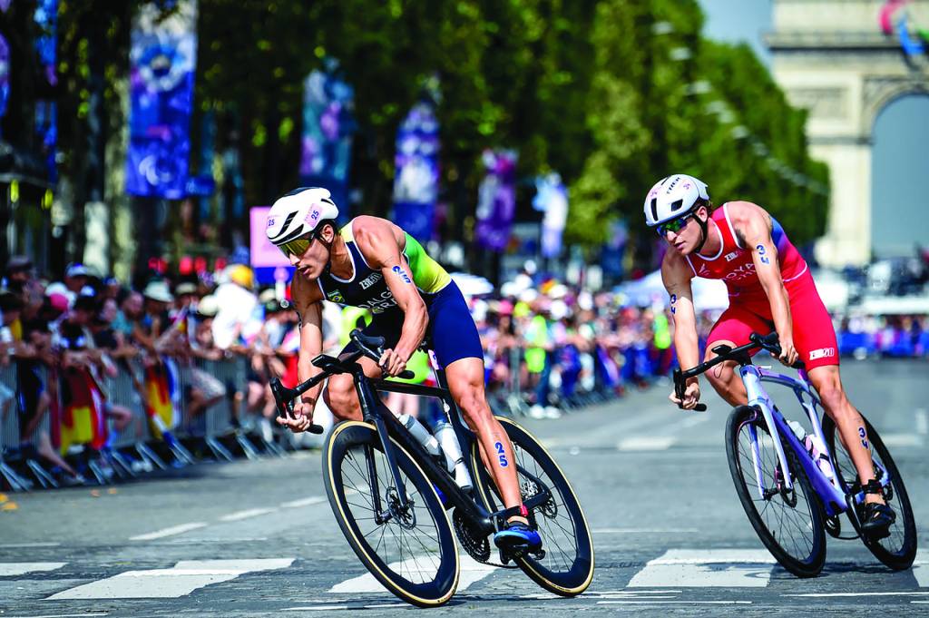 Miguel Hidalgo races bike leg at 2024 Paris Olympics