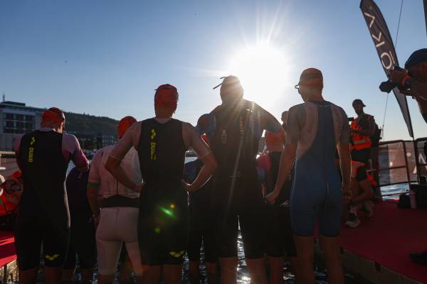 Scorching performances from GBR’s Harry Palmer and Lizzie Rayner as they win a non-wetsuit Ironman 70.3 Swansea race