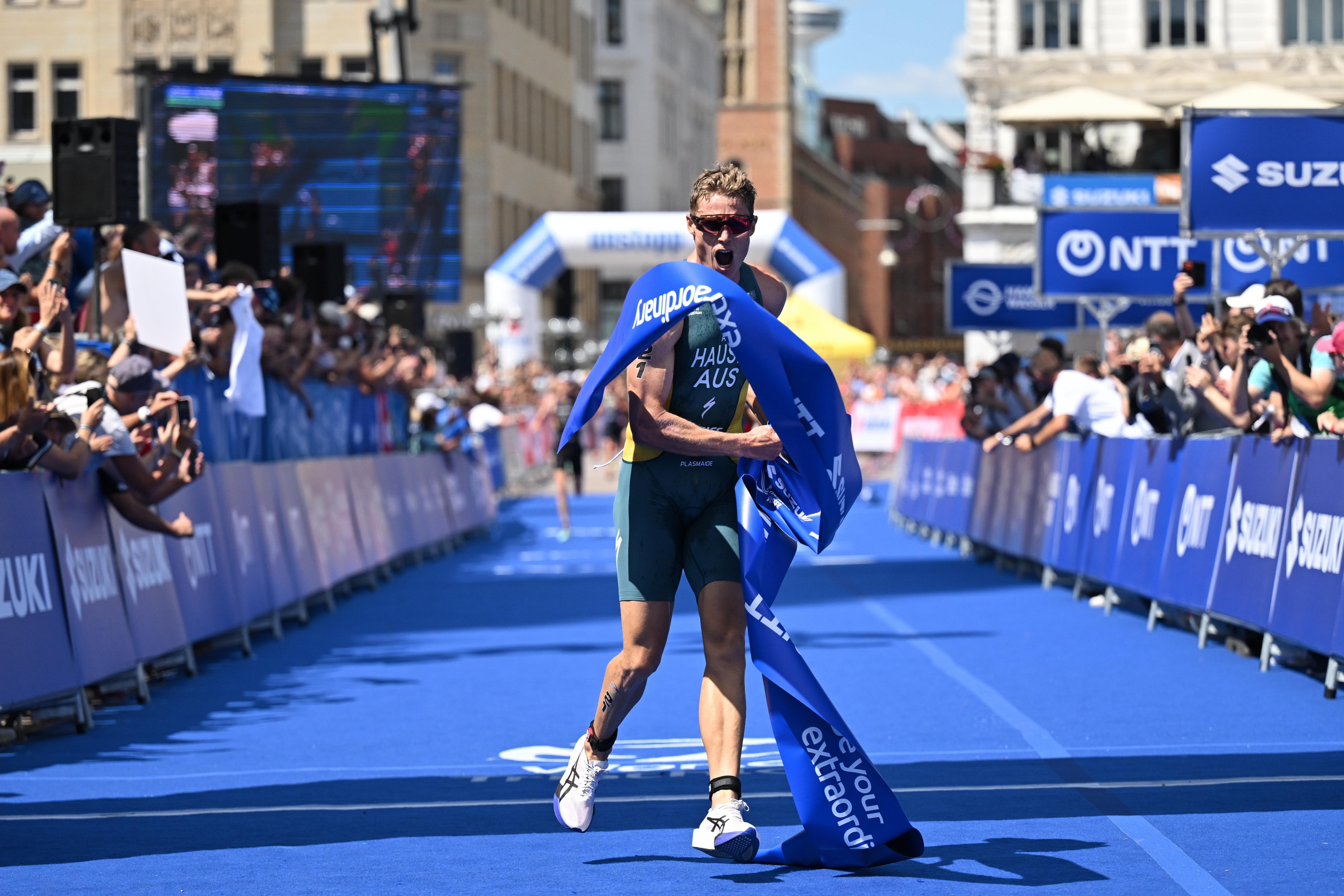 “It’s been a magical ride!” Matt Hauser wins gold three years in a row in scorching WTCS Hamburg men’s race, as Wilde picks up a penalty and Hidalgo is DSQ’d