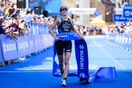 Leonie Periault wins WTCS Hamburg women’s race, shaving 30 seconds off her 2025 time