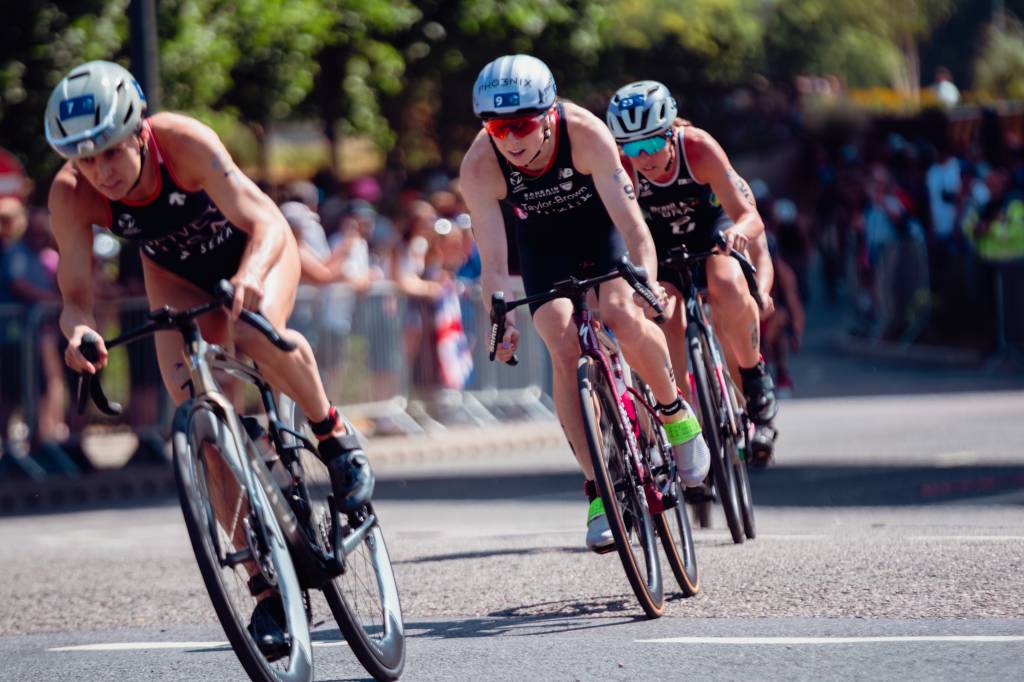 Georgia Taylor-Brown follows USA's Taylor Spivey on the bike leg at London WTCS. Pic credit: Ben Lumley, World Triathlon